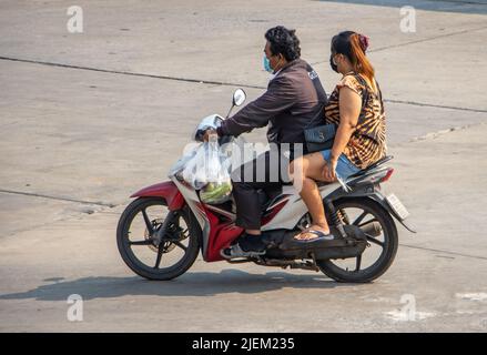 SAMUT PRAKAN, THAILAND, APR 07 2022, das Paar fährt auf dem Motorrad auf der Straße. Stockfoto