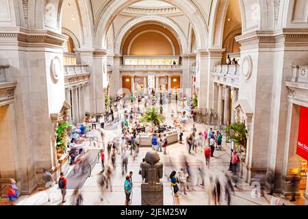Das Innere des Metropolitan Museum of Art Atriums in Manhattan, New York City, Hochwinkelblick mit vielen Touristen, die das Museum besuchen Stockfoto
