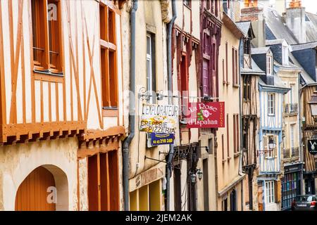 Traditionelle Fachwerkhäuser entlang der Rue des Trois Sonnetes in Cite Plantagenet, Le Mans. Pays de la Loire, Frankreich. Stockfoto