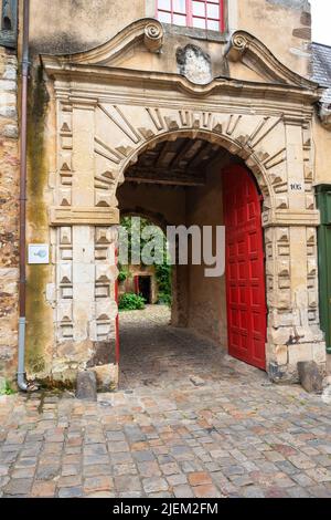 Tor zum historischen Gebäude an der Grande Rue 105, La Mans. Pays de la Loire, Frankreich. Stockfoto