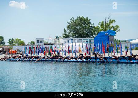 Budapest, Ungarn. 27.. Juni 2022. Der Start Open Water Schwimmen Damen 5km FINA 19. World Championships Budapest 2022 Budapest, Lupa Lake 27/06/22 Foto Giorgio Perottino/Deepbluemedia/Insidefoto Kredit: Insidefoto srl/Alamy Live News Stockfoto