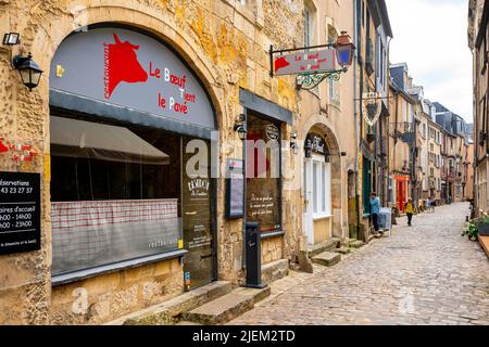 Wunderschöne Häuser entlang der malerischen Grande Rue in Cite Plantagenet, Le Mans. Pays de la Loire, Frankreich. Stockfoto