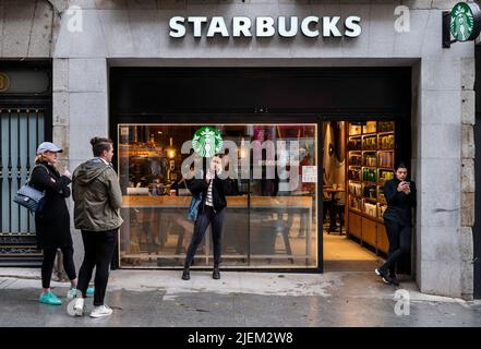 Madrid, Spanien. 23. April 2022. Menschen stehen außerhalb der amerikanischen multinationalen Kette Starbucks Coffee Store in Spanien. (Foto: Xavi Lopez/SOPA Images/Sipa USA) Quelle: SIPA USA/Alamy Live News Stockfoto