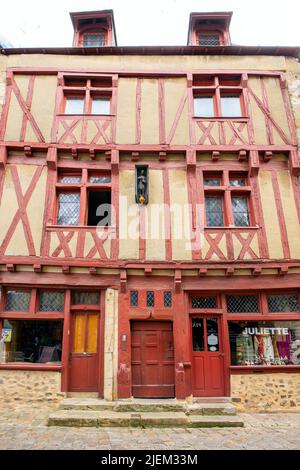 Traditionelle Fachwerkhäuser entlang der Grande Rue in Cite Plantagenet, Le Mans. Pays de la Loire, Frankreich. Stockfoto