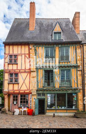 Maison du Piller Rouge, traditionelles Fachwerkhaus an der Grande Rue in Cite Plantagenet, Le Mans. Pays de la Loire, Frankreich. Stockfoto