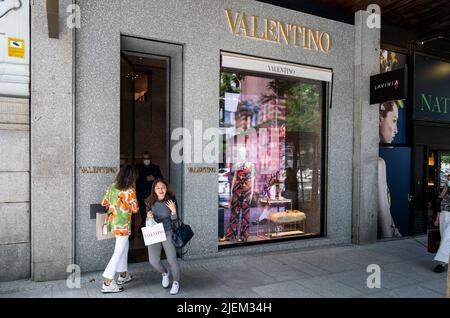 Madrid, Spanien. 17.. Juni 2022. Ein Einkäufer wird gesehen, wie er das italienische Mode- und Kosmetikunternehmen Valentino in Spanien verlässt. (Foto: Xavi Lopez/SOPA Images/Sipa USA) Quelle: SIPA USA/Alamy Live News Stockfoto