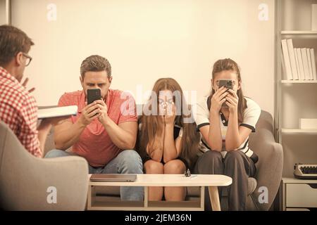 Psychologe geben Familientherapie für Telefon süchtig Papa Mutter und Tochter Mädchen, sucht Stockfoto