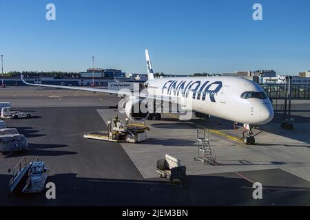 HELSINKI, FINNLAND, 16 2022. JUNI, das Flugzeug Finnair parkt am internationalen Flughafen Helsinki neben dem Tunnel. Stockfoto