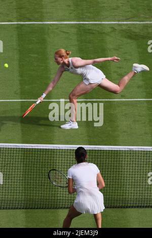 Die Belgierin Alison Van Uytvanck und die Britin Emma Raducanu, die während eines ersten Rundenspiels im Einzel-Turnier der Frauen zwischen der Belgierin Van Uytvanck (WTA 46) und der britischen Raducanu (WTA 11) beim Grand-Slam-Tennisturnier von Wimbledon im All England Tennis Club im Südwesten Londons, Großbritannien, 2022, in Aktion gezeigt wurde, Montag, 27. Juni 2022. BELGA FOTO BENOIT DOPPAGNE Stockfoto