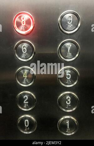 Aufzug Buttons Panel mit Nummer acht leuchtet rot Stockfoto