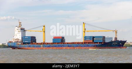 SAMUT PRAKAN, THAILAND, APR 01 2022, das Containerschiff OCEANA, das mit Containern beladen ist, fährt vom Chao Phraya River aus Stockfoto