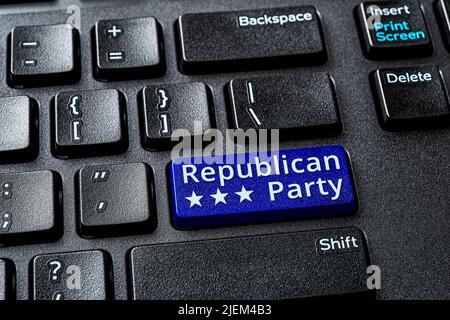 Blaue Taste der Republikanischen Partei auf einer Desktop-pc-Tastatur. Wahlen in den Vereinigten Staaten und politische Konzepte. Online-Abstimmung für Republikanische Partei. US-Wahlen. Stockfoto