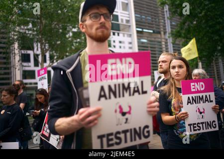 Menschen bei einer Demonstration gegen Tierversuche vor dem Innenbüro im Zentrum von Westminster, London. Bilddatum: Montag, 27. Juni 2022. Stockfoto