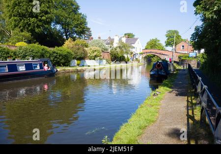 Schlepppfad und Anlegestellen auf dem Bridgewater-Kanal bei Lymm in der Stadt Stockfoto