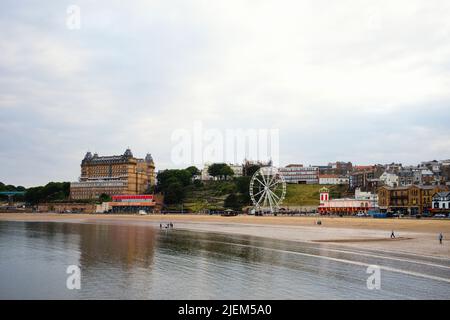 Der Strand von Scarborough am Abend an einem Wochentag, an dem weniger Touristen da sind Stockfoto