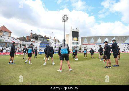 Neuzeland-Spieler wärmen sich am 2. Tag des Tests 2. zwischen den neuseeländischen Black Caps und England am Samstag, den 11. Juni 2022, auf dem Trent Bridge Cricket Ground, Nottingham, England, auf. Stockfoto