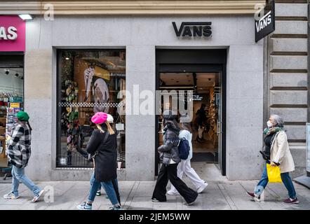 Madrid, Spanien. 23. April 2022. Fußgänger kommen an den multinationalen Sportbekleidungsmarken Vans in Spanien vorbei. (Bild: © Xavi Lopez/SOPA Images via ZUMA Press Wire) Stockfoto