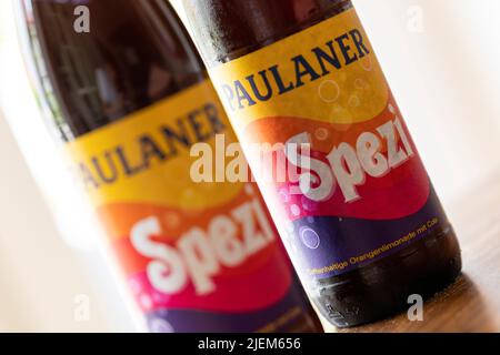 München, Deutschland. 27.. Juni 2022. Zwei Flaschen Spezi stehen auf einem Tisch für eine Illustration. Kredit: Lennart Preiss/dpa/Alamy Live Nachrichten Stockfoto