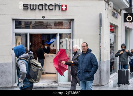 Madrid, Spanien. 23. April 2022. Fußgänger laufen am Schweizer multinationalen Uhrenmarkt Swatch in Spanien vorbei. (Bild: © Xavi Lopez/SOPA Images via ZUMA Press Wire) Stockfoto