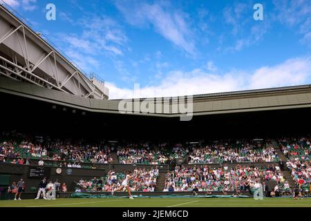 Wimbledon, Großbritannien, 27.. Juni 2022, All England Lawn Tennis and Croquet Club, London, England; Wimbledon Tennisturnier; Emma Raducanu im Einsatz gegen Alison Van Uytvanck in den Damen-Singles Stockfoto