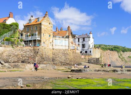 Robin Hood's Bay Yorkshire The Bay Hotel auf dem Slipway zum Strand im Dorf Robin Hood's Bay Yorkshire England GB Europa Stockfoto