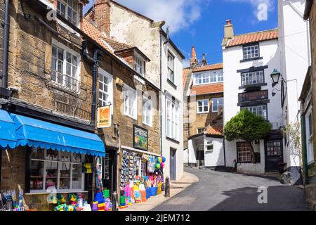 Robin Hood's Bay Yorkshire Muir Lea Stores General Store und The Laurel Inn Accomodation on New Road Robin Hood's Bay Yorkshire England Großbritannien GB Europa Stockfoto