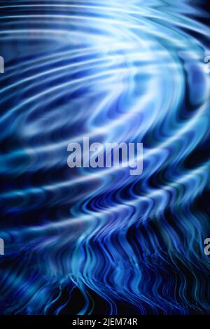 Darstellung von Lichtstrahlen mit Welleneffekt vor dunklem Hintergrund. Abstrakte Kreise und spiralförmige Zickzacklinien in Blautönen. Blau gewellt Stockfoto