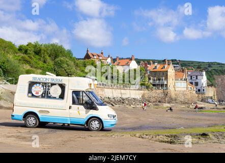 Robin Hood's Bay Yorkshire Beacon Farm Eiswagen am Strand in Robin Hood's Bay Yorkshire England GB Europa Stockfoto