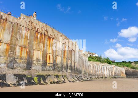 Robin Hood's Bay Yorkshire Dorf geschützt durch eine hohe Ufermauer Meeresschutz in Robin Hood's Bay Yorkshire England GB Europa Stockfoto