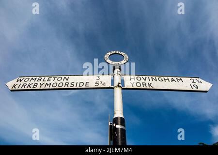 Ein Schild in North Yorkshire mit einer Wegbeschreibung zur Stadt York Stockfoto