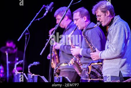 Big Band: Die Saxophon-Sektion. Ein Blick auf die Saxophonisten aus einer Reihe von Bildern von Musikern in einer Swing Jazz Band. Stockfoto