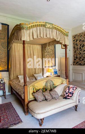 Ein Himmelbett - Innenansicht der Nunnington Hall in Yorkshire, einem stattlichen Haus im Besitz des National Trust Stockfoto