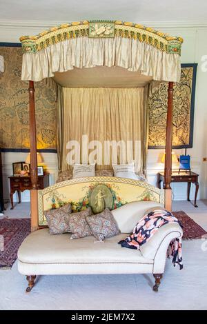 Ein Himmelbett - Innenansicht der Nunnington Hall in Yorkshire, einem stattlichen Haus im Besitz des National Trust Stockfoto