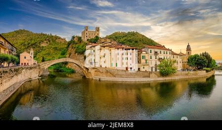 Panoramablick auf das mittelalterliche Dorf Dolceacqua an der Ligurischen Riviera, Burg Doria, alte Monet-Brücke, Italien, Ligurien, Provinz Imperia Stockfoto