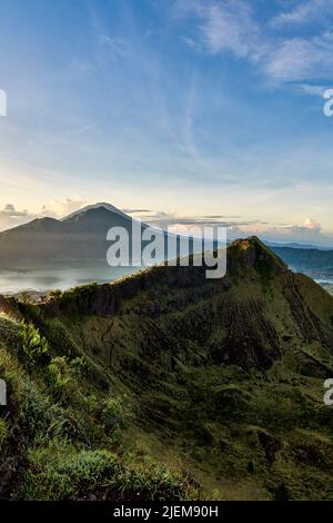 Panoramablick über den Vulkankamm des Mount Batur zum Mount Agung Stockfoto