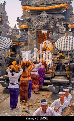 Traditionelle hinduistische Zeremonie in einem Tempel in Nusa Penida, Indonesien Stockfoto