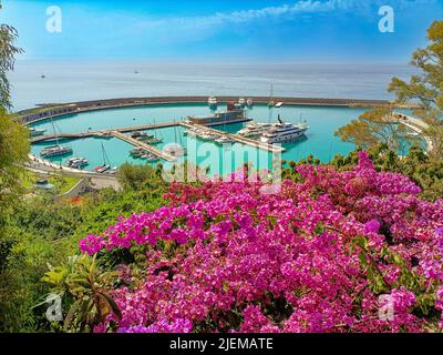 Luftdrohne von Cala Del Forte, neuer Yachthafen in Ventimiglia, Ligurien, Italien im Besitz von Monaco Ports. Schöne Panorama-Luftaufnahme von fliegenden Drohnen auf Stockfoto