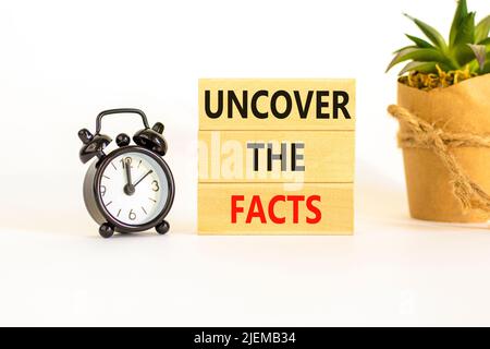 Entdecken Sie das Facts-Symbol. Concept Words enthüllen die Fakten auf Holzblöcken auf einem schönen weißen Hintergrund. Schwarzer Wecker. Unternehmen und Stockfoto