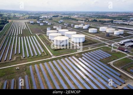 Kraftstoffspeicher und Solarpark von oben. Gas- und Dieselreserve für den Noteinsatz in der Europäischen Union. Volpiano, Italien - Juni 2022 Stockfoto