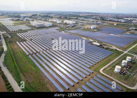 Kraftstoffspeicher und Solarpark von oben. Gas- und Dieselreserve für den Noteinsatz in der Europäischen Union. Volpiano, Italien - Juni 2022 Stockfoto