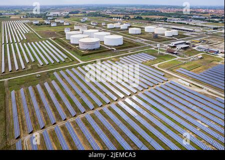 Kraftstoffspeicher und Solarpark von oben. Gas- und Dieselreserve für den Noteinsatz in der Europäischen Union. Volpiano, Italien - Juni 2022 Stockfoto