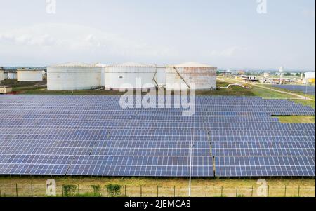 Kraftstoffspeicher und Solarpark von oben. Gas- und Dieselreserve für den Noteinsatz in der Europäischen Union. Volpiano, Italien - Juni 2022 Stockfoto