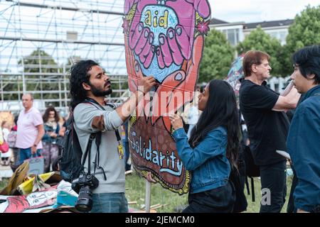 Documenta 15 - die Entfernung des Kunstwerks durch Taring padi aus dem Künstlerkollektiv ruan grupa auf der documenta 15 Kunstausstellung. Stockfoto