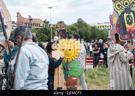 Documenta 15 - die Entfernung des Kunstwerks durch Taring padi aus dem Künstlerkollektiv ruan grupa auf der documenta 15 Kunstausstellung. Stockfoto