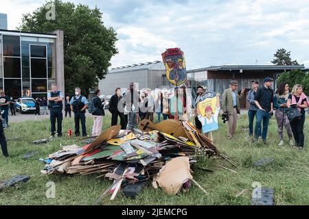 Documenta 15 - die Entfernung des Kunstwerks durch Taring padi aus dem Künstlerkollektiv ruan grupa auf der documenta 15 Kunstausstellung. Stockfoto