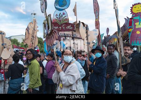 Documenta 15 - die Entfernung des Kunstwerks durch Taring padi aus dem Künstlerkollektiv ruan grupa auf der documenta 15 Kunstausstellung. Stockfoto