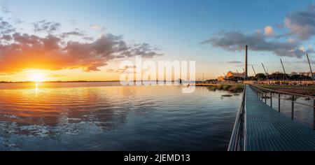 Panoramablick auf den Sonnenuntergang am Guaiba River mit Gasometro Kraftwerk (Usina do Gasometro) und Moacyr Scliar Park und - New Guaiba revitalisiertem Waterfron Stockfoto