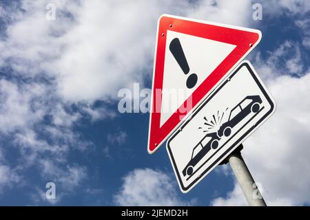 Deutsches Straßenschild: Gefahr, Unfallgefahr Stockfoto