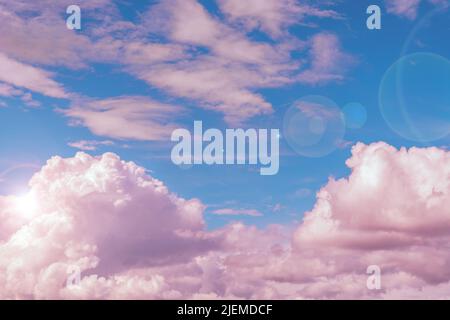 Schöne Cumulus rosa Wolken bei Sonnenuntergang. Natürlicher Hintergrund Stockfoto