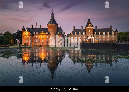 In Deutschland, in der Nähe der niederländischen Grenze, befindet sich das Wasserschloss Anholt, eines der wenigen privaten Schlösser Nordrhein-Westfalens. Es erscheint zuerst Stockfoto